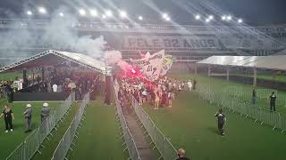 Momento incrível de emoção da torcida do Santos na despedida do Rei Pelé na Vila Belmiro