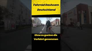 Radfahrer nimmt ohne zu gucken die Vorfahrt