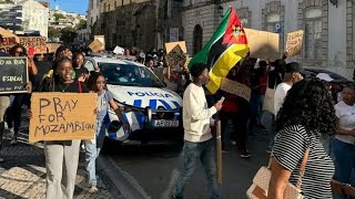 Moçambicanos protestam em frente à Embaixada de Moçambique, em Washington, nos EUA