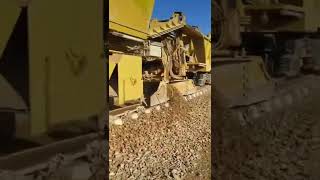 Процесс укладки балласта железнодорожной линии/The process of laying the ballast of the railway line