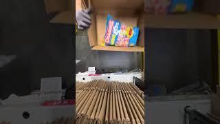 This Amazon worker packing orders is so satisfying 😌 (🎥: u/@packpein)