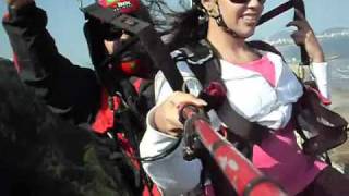 Priscila voando de parapente em São Vicente/SP.wmv