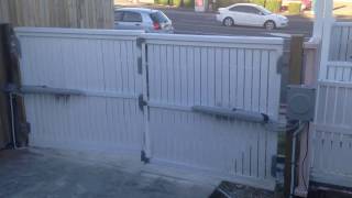 Outward automatic gate opener