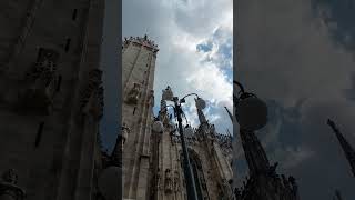 Duomo, nuvole, canto. #milano