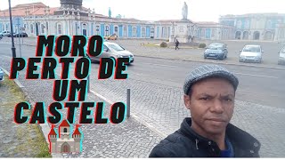 Moro perto de um castelo.