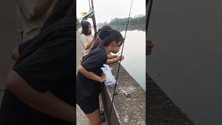 cewe cantik pengin belajar mancing