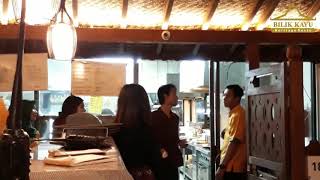 Sibuknya team bilik kayu resto