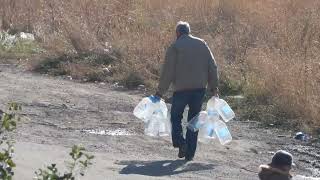 ГОРЛОВКА - ВОДНАЯ БЛОКАДА ПРОДОЛЖАЕТСЯ, ЛЮДИ ХОДЯТ ЗА ВОДОЙ НА РОДНИЧОК.