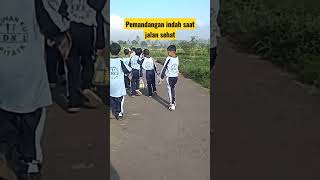 Jalan sehat melewati persawahan suasana asri