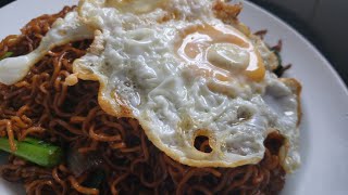 Cooking dried noodles is very easy