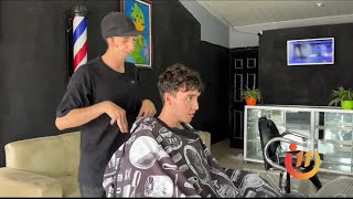 Barbero regala cortes de cabello y barba a personas de la calle