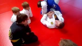 Armlock gi с захватом плеча за ги