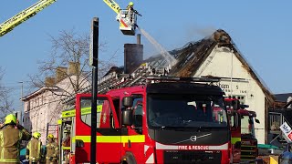 ON-SCENE - Thatched Roof Fire at The Shambles pub, Lutterworth (13/02/23)