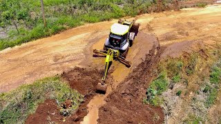 Retroescavadeira abrindo saida d'agua(Backhoe loader opening water outlet)