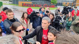 Valverde y Galarreta se acercan a los hinchas en Lezama tras llegar de Sevilla con la Copa del Rey