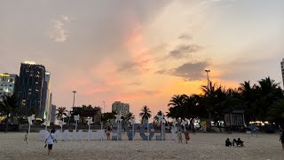 Menikmati suasana sunset dan malam hari di pantai my khe, da nang, vietnam