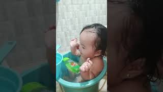 swimming inside the small bucket😁☺️♥️ #shortvideo #happymoments #takeabath #motherdautherlove