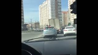 В Новороссийске бушующий ветер повалил грузовик прямо на улице города