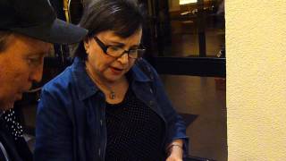 Actress Cindy Williams signing a few autographs - TopSignatures.com