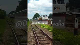 KERETA API CIKURAY MEMASUKI STA KARAWANG#keretaapi #shortvideo