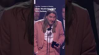 Misslyckad trummis eller ej - när det kommer till musikvideor vet Erik Kockum precis vad han gör🌟