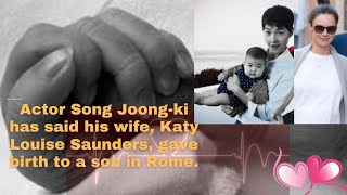 Actor Song Joong-ki has said his wife, Katy Louise Saunders, gave birth to a son in Rome.