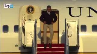 Usa: Obama scivola sulla scaletta dell'Air Force One