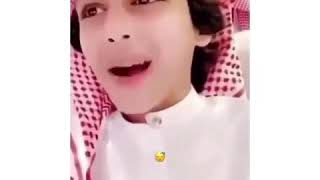 مقطع بدون حقوق / هذا الولد صاحب اجمل صوت : بس ابي منك التفاته وابتسامه