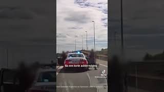 Vrachtwagendief duwt politie auto van snelweg!!!