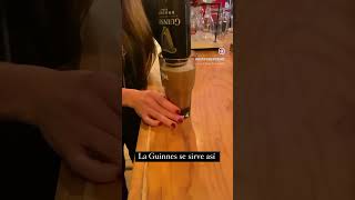 La Cerveza Guinnes se sirve así.