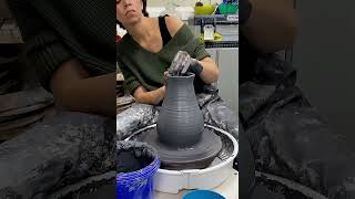 Throwing a teardrop shape in black stoneware in the pottery wheel