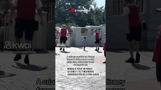 Criança perdida na Disney.