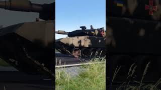 2 Ukrainian Leopard tanks are passing through Kherson