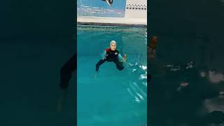 بالخره نوشابه یه جا مفید واقع شد😁😁😁 برای ترفندهای بیشتر حتما کانال من داشته باش #شنا #swim