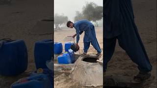 أطفال يسحبون الماء من آبار صغيرة في الصحراء بهذا الشكل ويضعونه في قبعة #shorts #villagelife  #villag