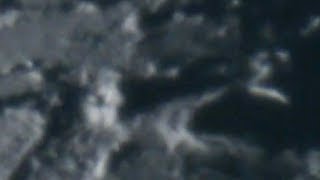 Estructura montañosa en la Luna visto con telescopio