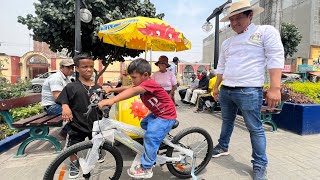 Niño vende helados con su mamá Y LE REGALAMOS UNA BICICLETA