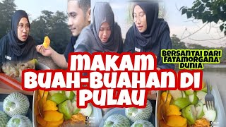 makan buah-buahan di pulau