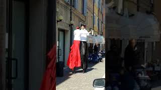 Tango sui trampoli in corso Cairoli