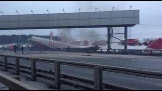 Mosca, aereo di linea prende fuoco e finisce sull'autostrada