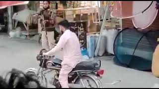 Video of police and robber encounter in Kohat Bazaar   کوہاٹ مین بازار میں پولیس اور رہزن کا مقابلہ