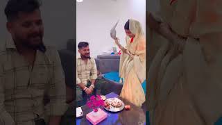 हई बाहुबलिया Tuntun Yadav अपने पत्नी Pooja Yadav के आशीर्वाद देते हुए किन द kanvaliya #viralvideo