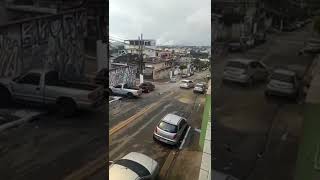 Carro desgovernado causa prejuízos em rua pacata.