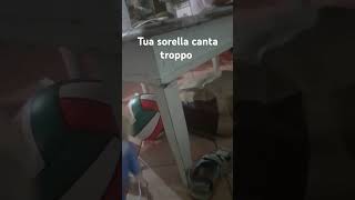 pov ai una sorella che canta troppo