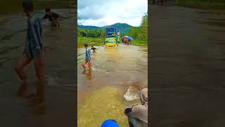 supir ini nekat terobos banjir...