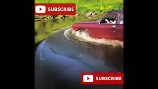 Old car smoothly crosses the river👍💪💪