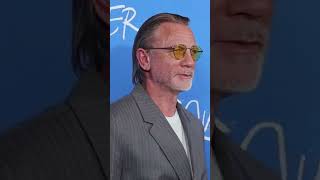 Daniel Craig arrives to the LA premiere of Queer.#queer #premiere