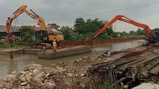 Kandass !! Excavator Sany Naik Ponton Dibantu Excavator Hitachi