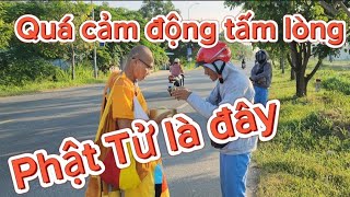 Sáng 16/8 sư Tâm Quán đọc bước một mình đi khất thực Phật Tử đứng chờ cúng dường rất cảm động