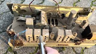 Cleaning the vintage radio chassis with compressed air (Iskra Triglav 62)